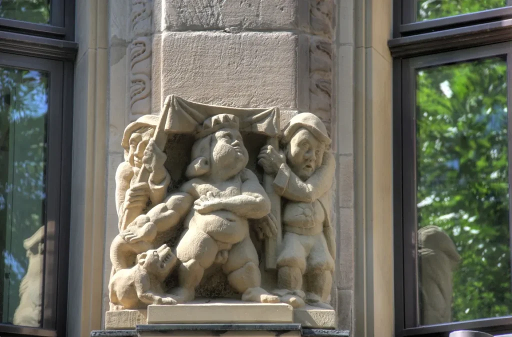 Denkmalgeschütztes Büro- und Geschäftshaus Brückenstraße 17, Köln. An der Fassade befinden sich Skulpturen, die Szenen aus der Märchen „Des Kaisers neue Kleider“ darstellen.